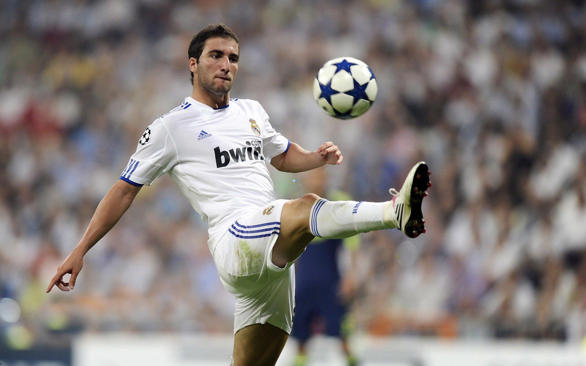 皇马更衣室风暴，2亿巨星公然对抗主帅，阿隆索下课内幕揭秘