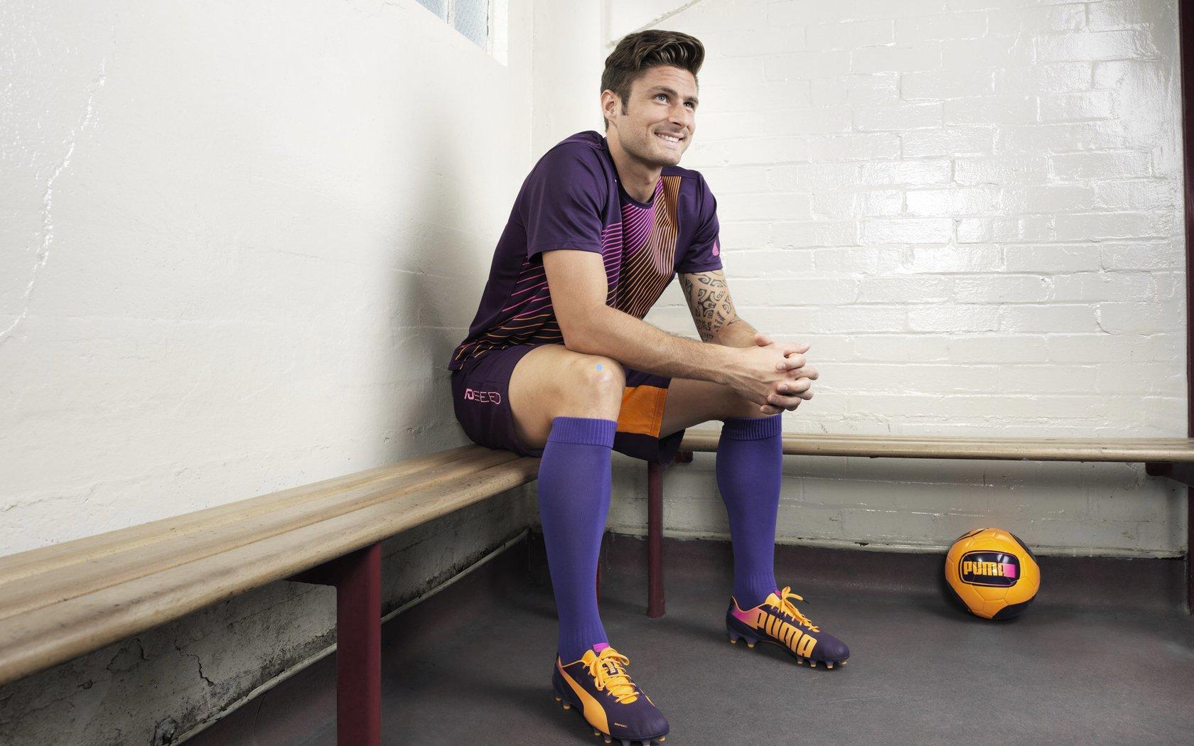 开云-FIFA最佳阵容中场投票结果揭晓，维蒂尼亚24分夺魁，佩德里帕尔默表现抢眼